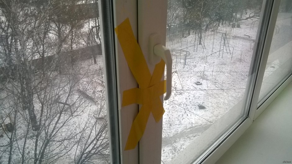 Грабитель разбивает окно