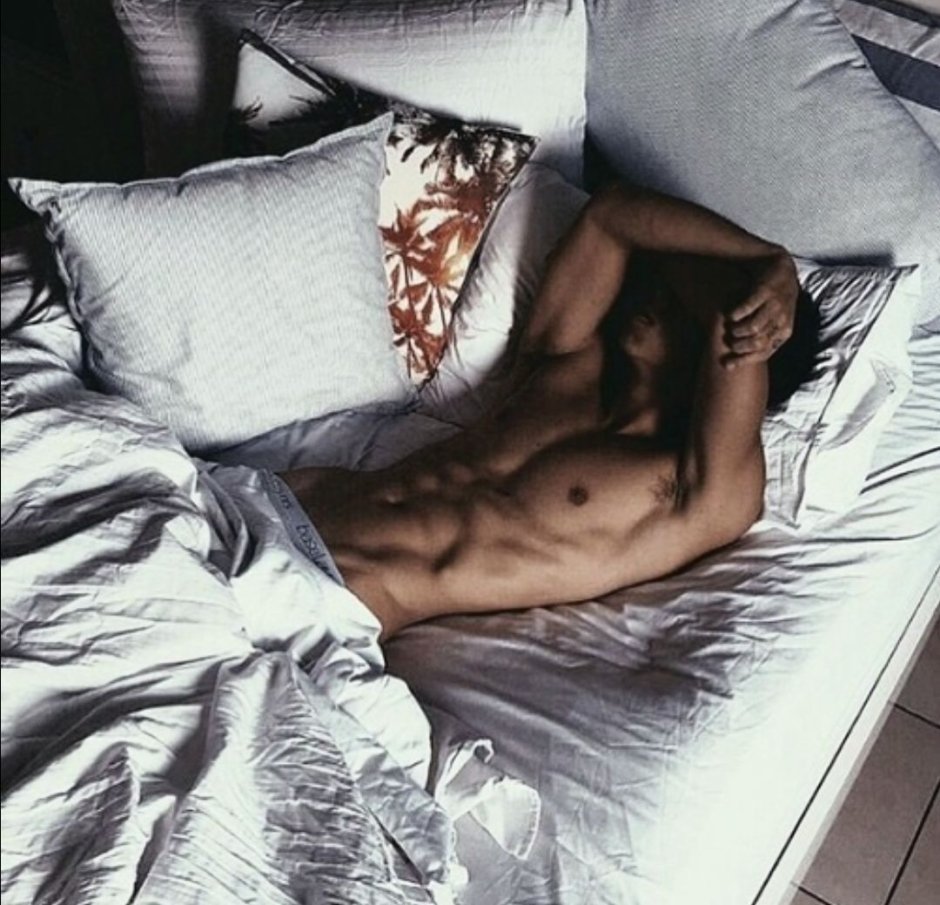 Мужская спина на кровати