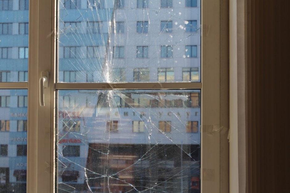 Разбитое стекло в окне