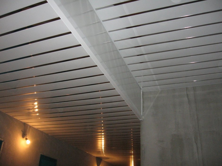 Потолок металлический реечный