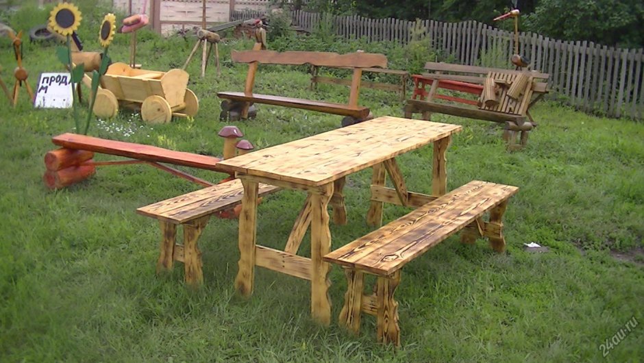 Скамейка и стол из дерева для сада