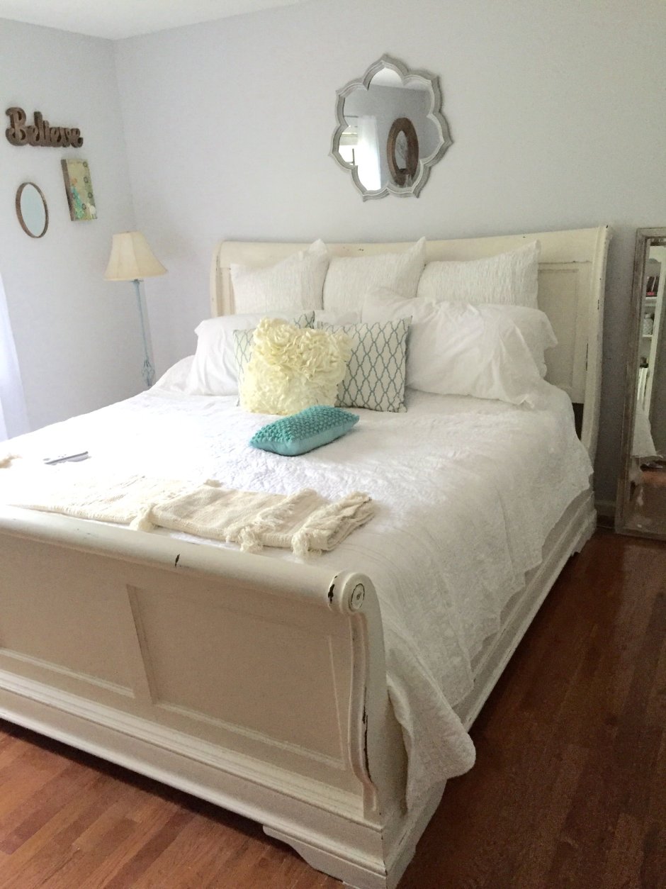 Крашеные деревянные кровати