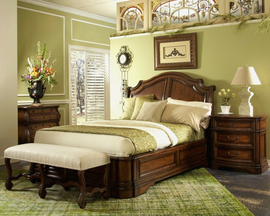 Спальня в деревянном доме с белой кроватью