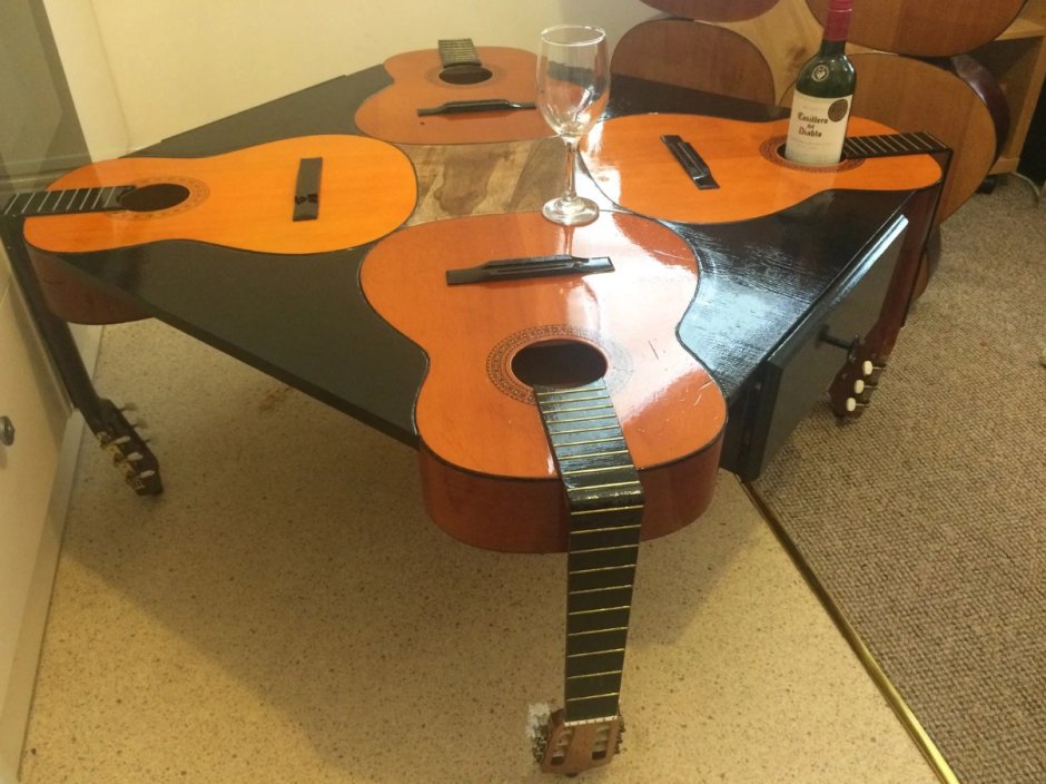 Столик из гитары