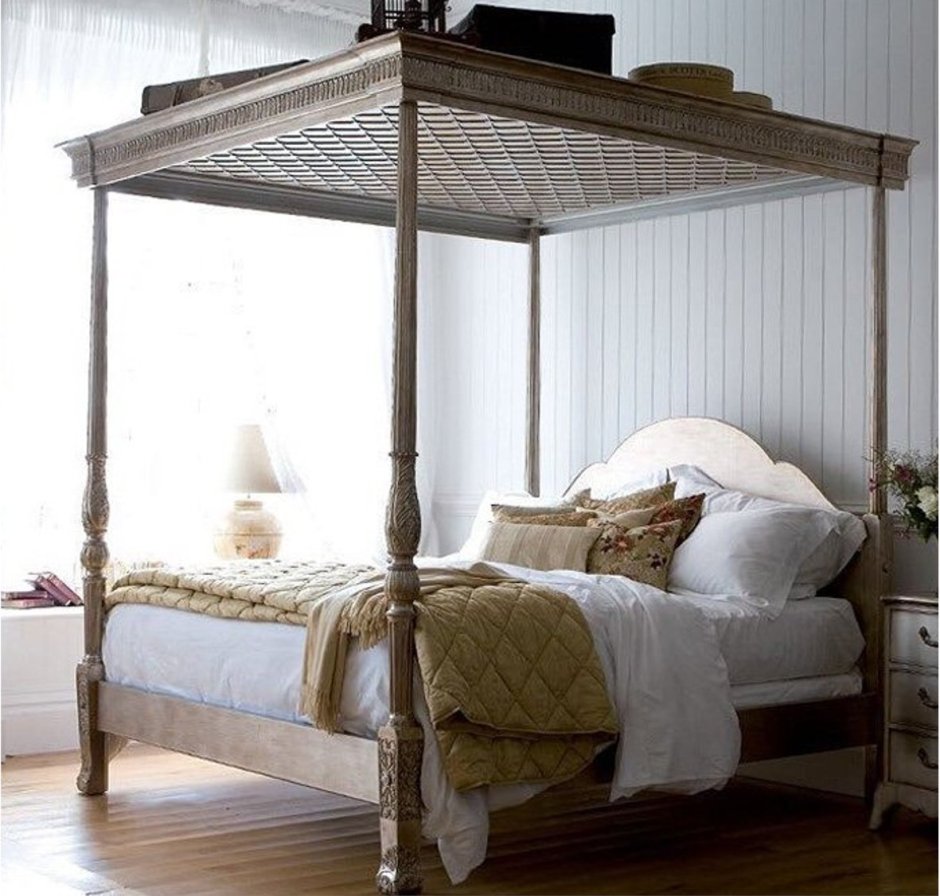 Деревянная кровать с балдахином