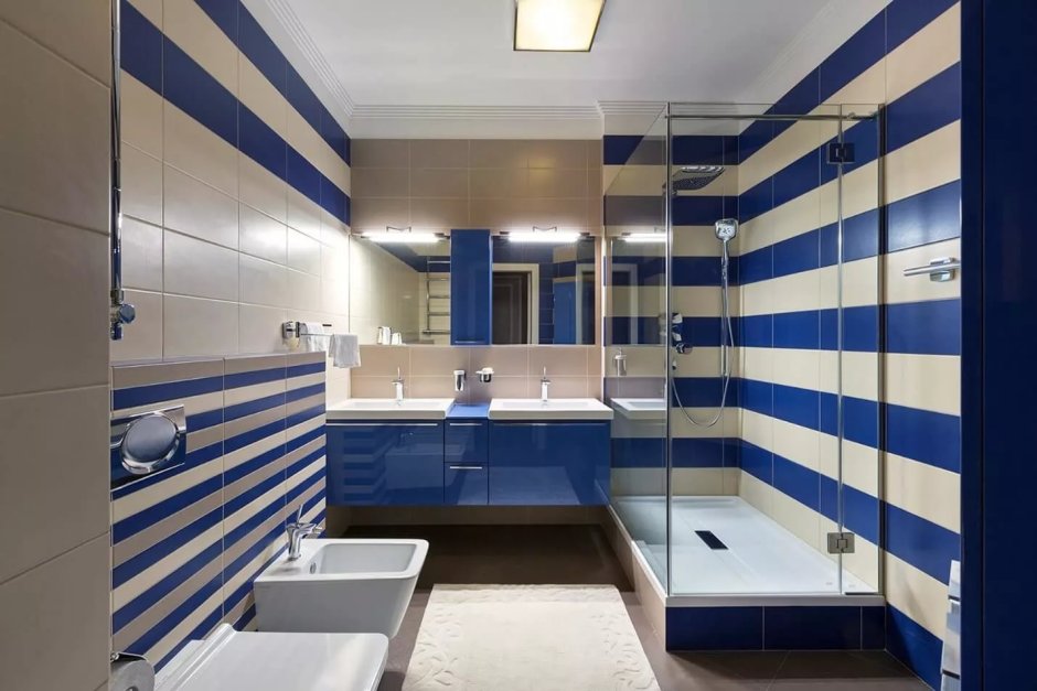 Синяя шестиугольная плитка в ванной