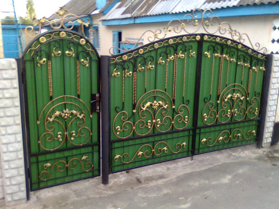 Зеленые кованые ворота