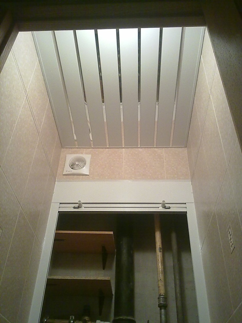 Потолок в туалете варианты отделки фото