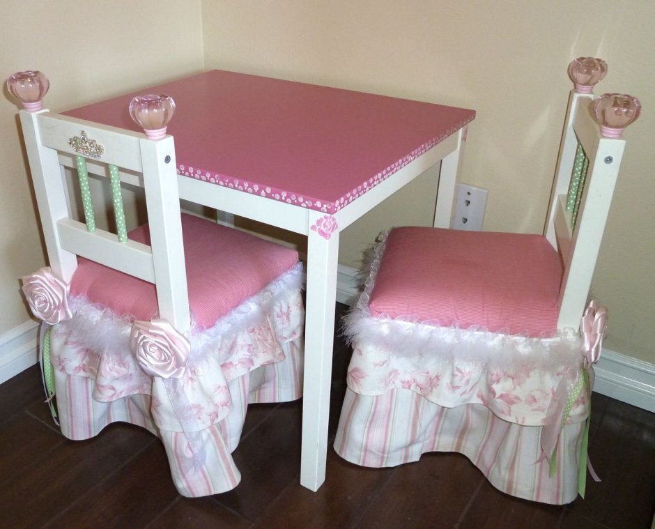 Розовое кресло для Барби