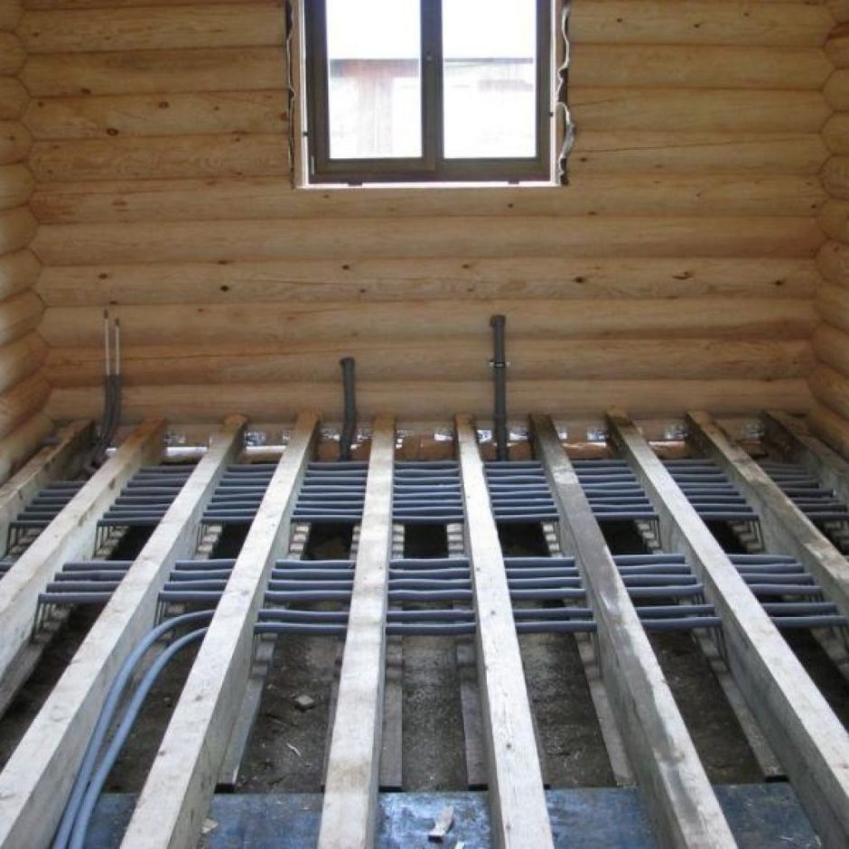 Спальня в современном стиле в деревянном доме