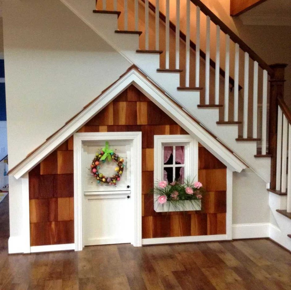 Комната под лестницей