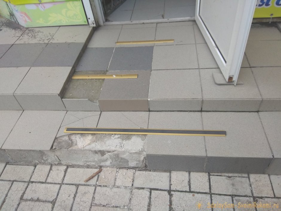Выкладывание порога из плитки