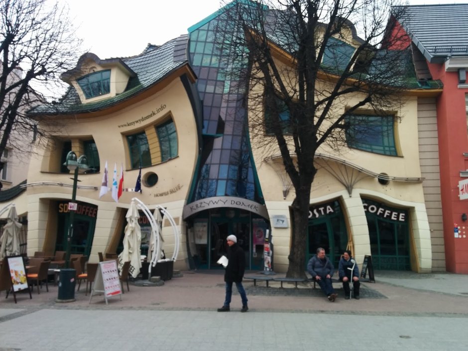 Кривой дом (the Crooked House) Польша