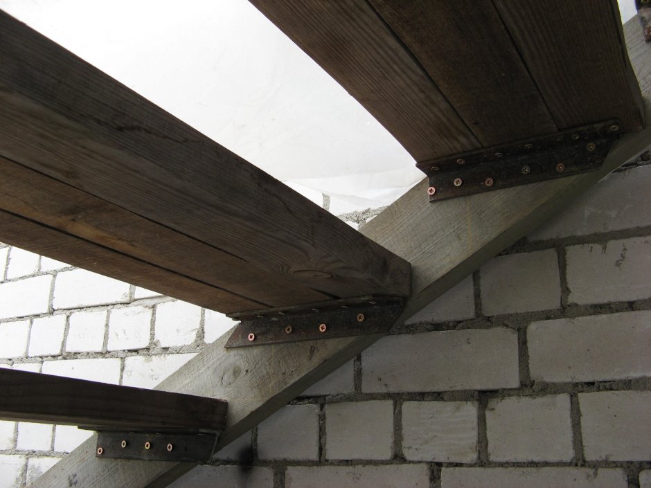Крепеж для ступеней деревянной лестницы