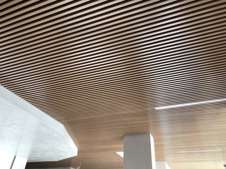 Реечный потолок с подсветкой