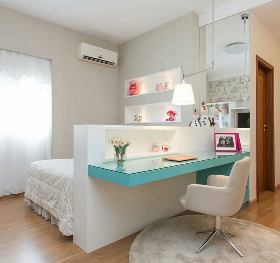 Компьютерный стол в спальне