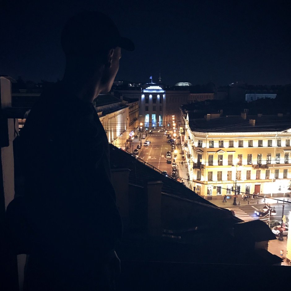 Парень на крыше ночью