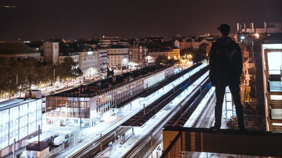 Парень на краю крыши