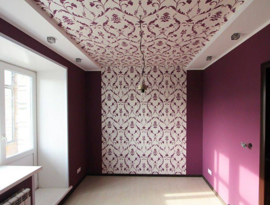 Потолок оклеенный обоями