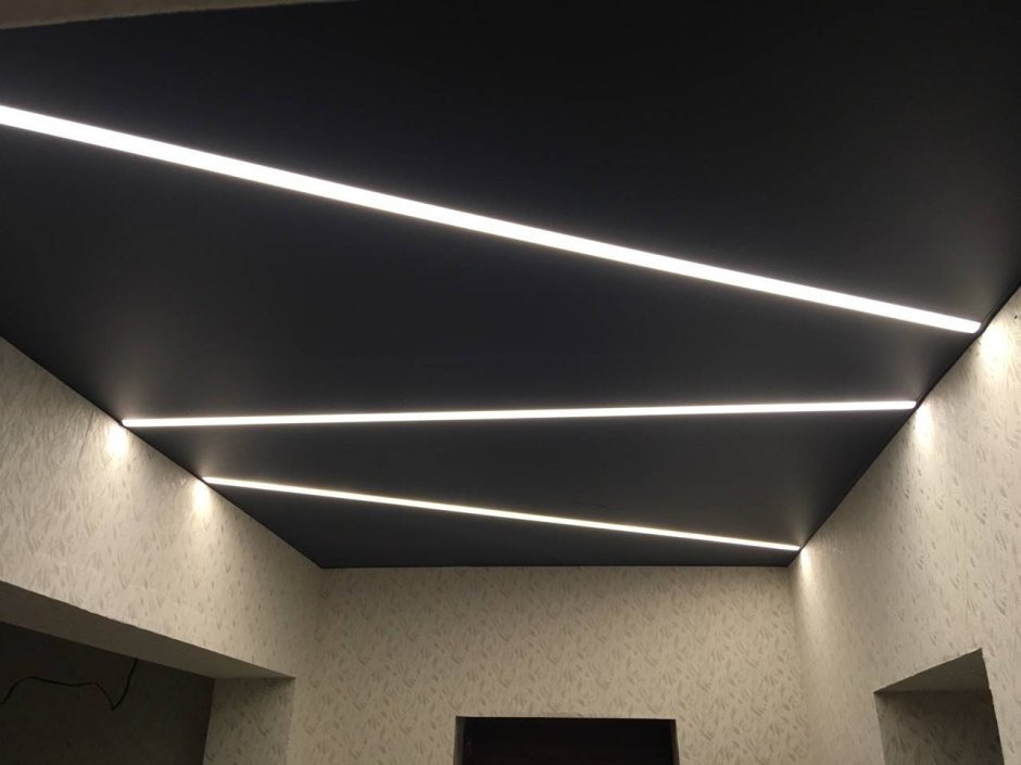 Натяжной потолок с подсветкой линиями
