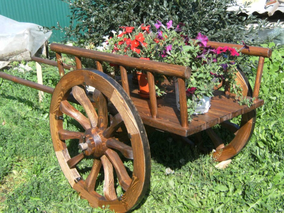 Цветник из колес телеги