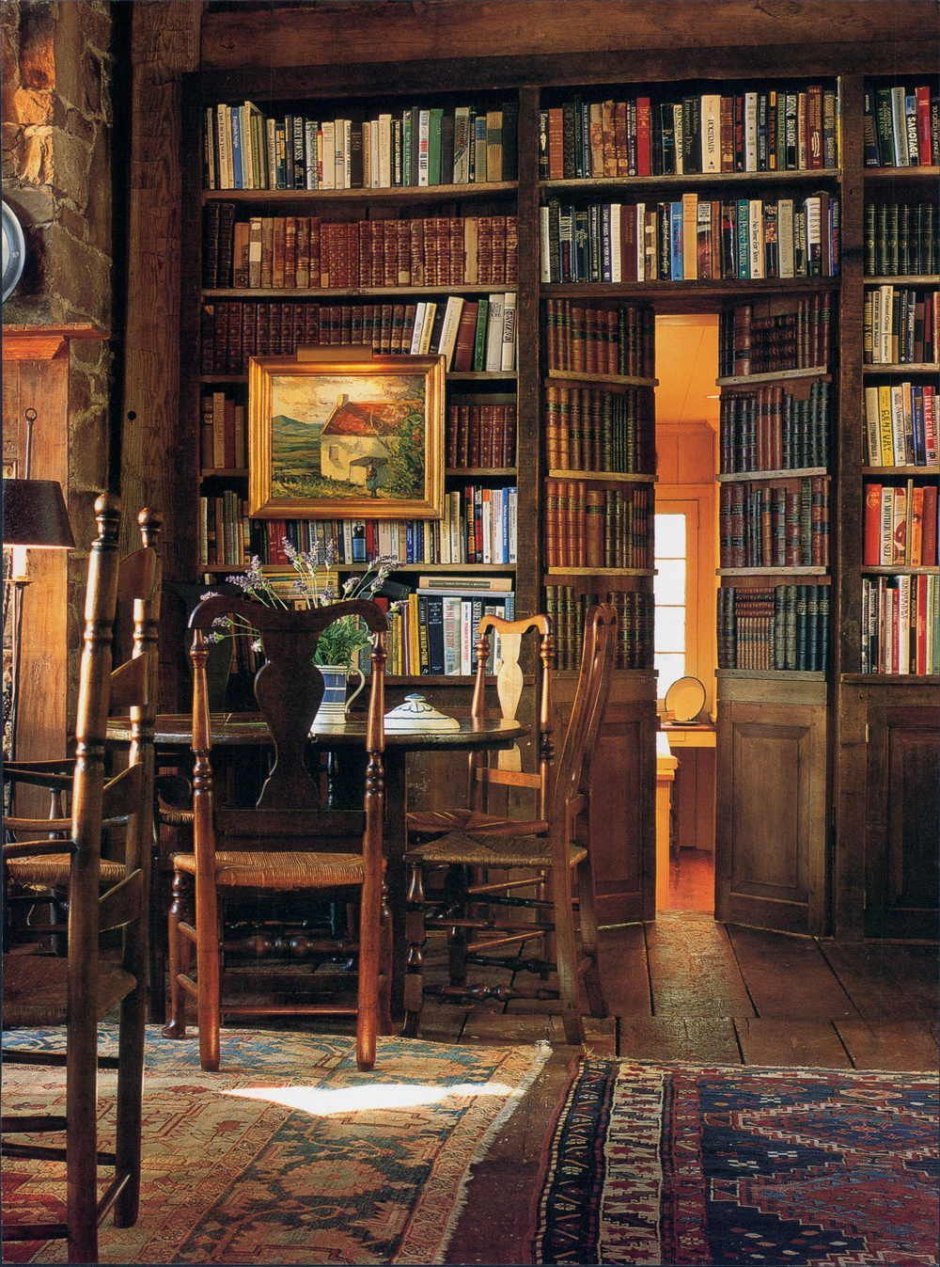 Комната с книжным шкафом
