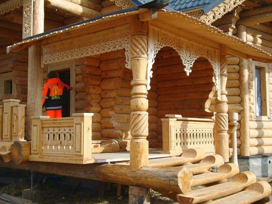 Резное деревянное крыльцо