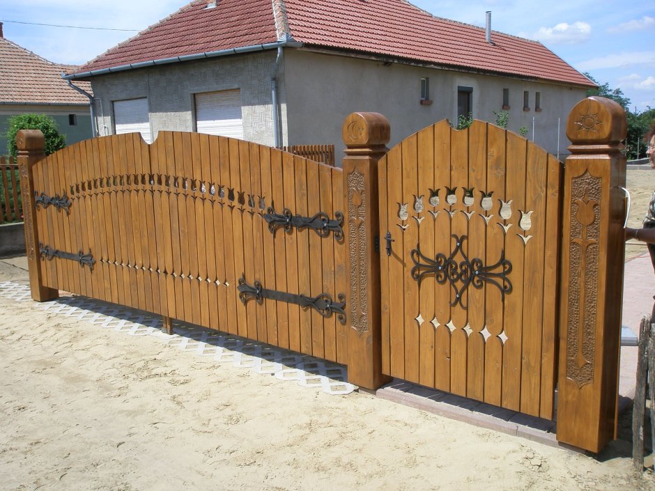 Красивые деревянные ворота