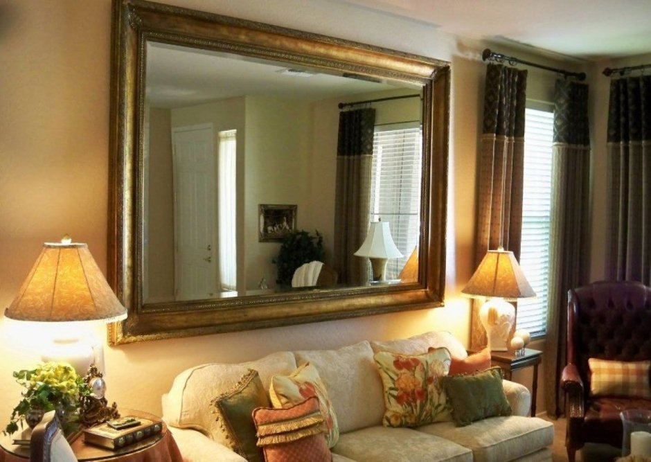 Зеркало над диваном в интерьере