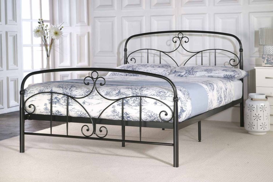 Металлическая кровать в классическом стиле
