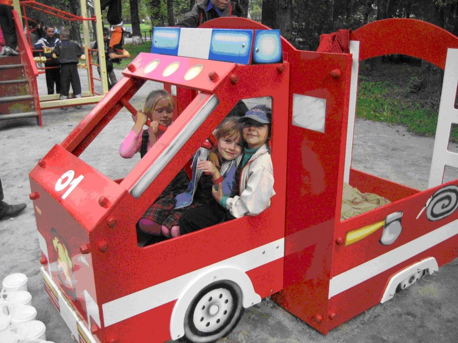 Пожарная машина для детской площадки
