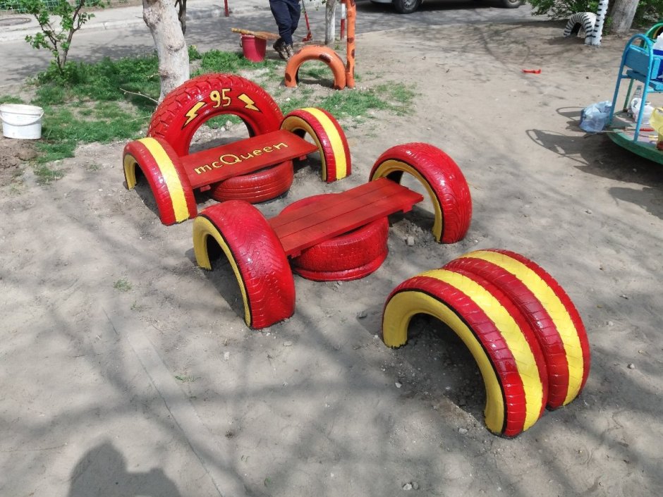 Из колес для детской площадки