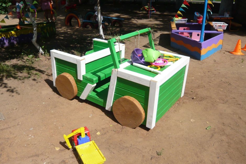 Машинка на детскую площадку в садик