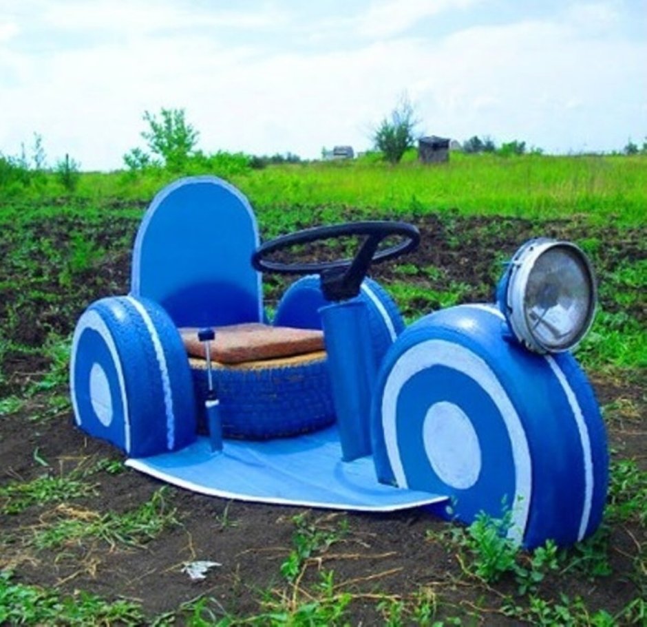 Машина из колес для детской площадки
