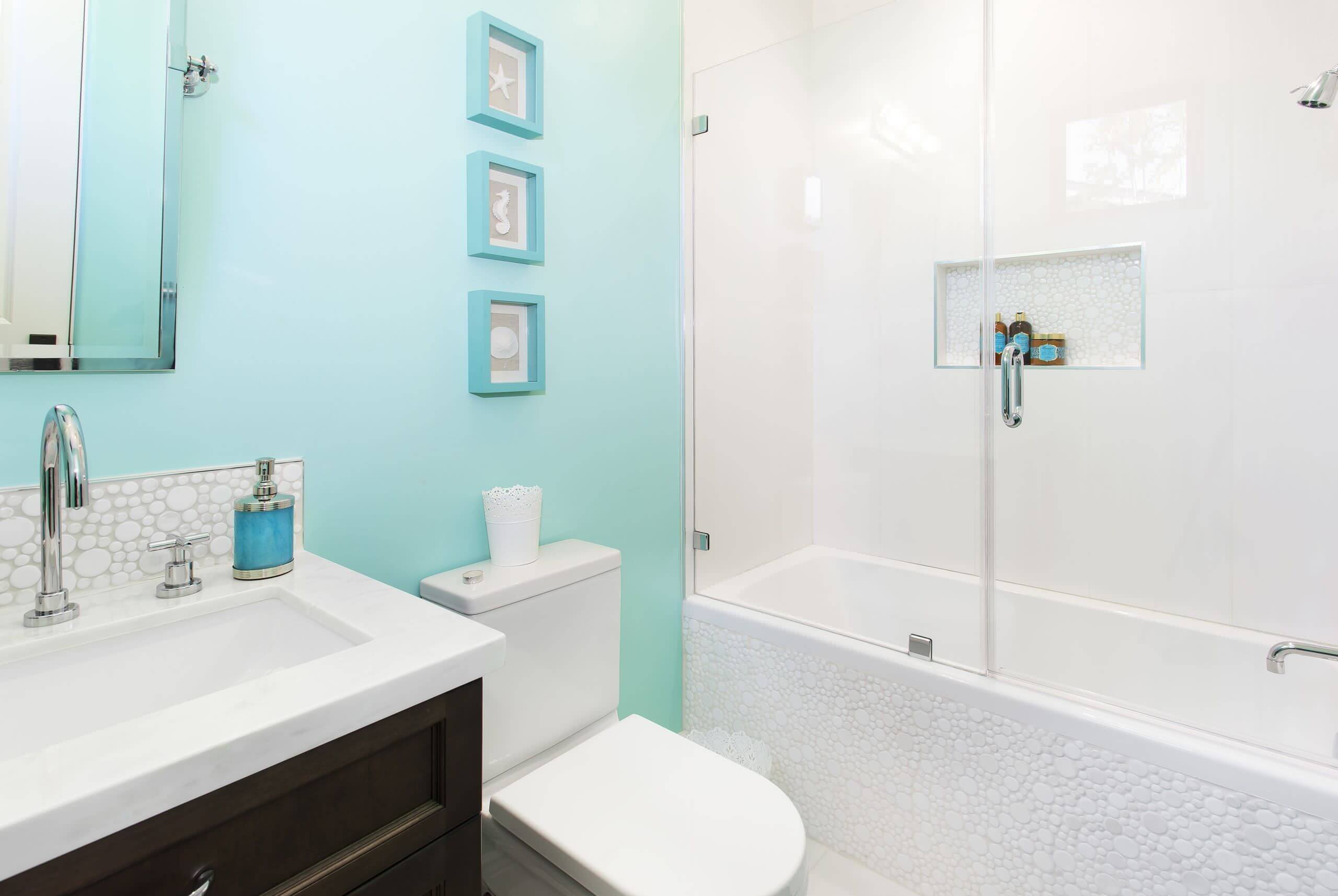 Стены в ванной хрущевки. Окрашенная ванная комната. Ванная с окрашенными стенами. Ванная комната плитка и краска. Крашеные стены в ванной.
