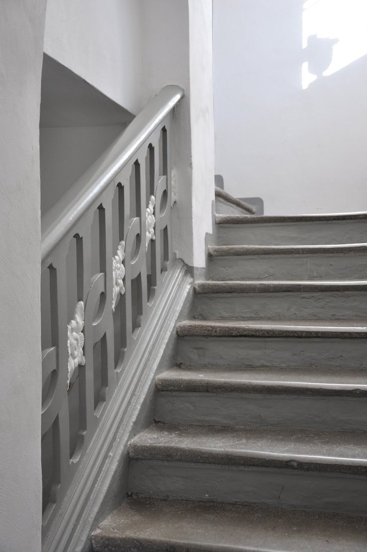 Серо белая лестница с балясинами