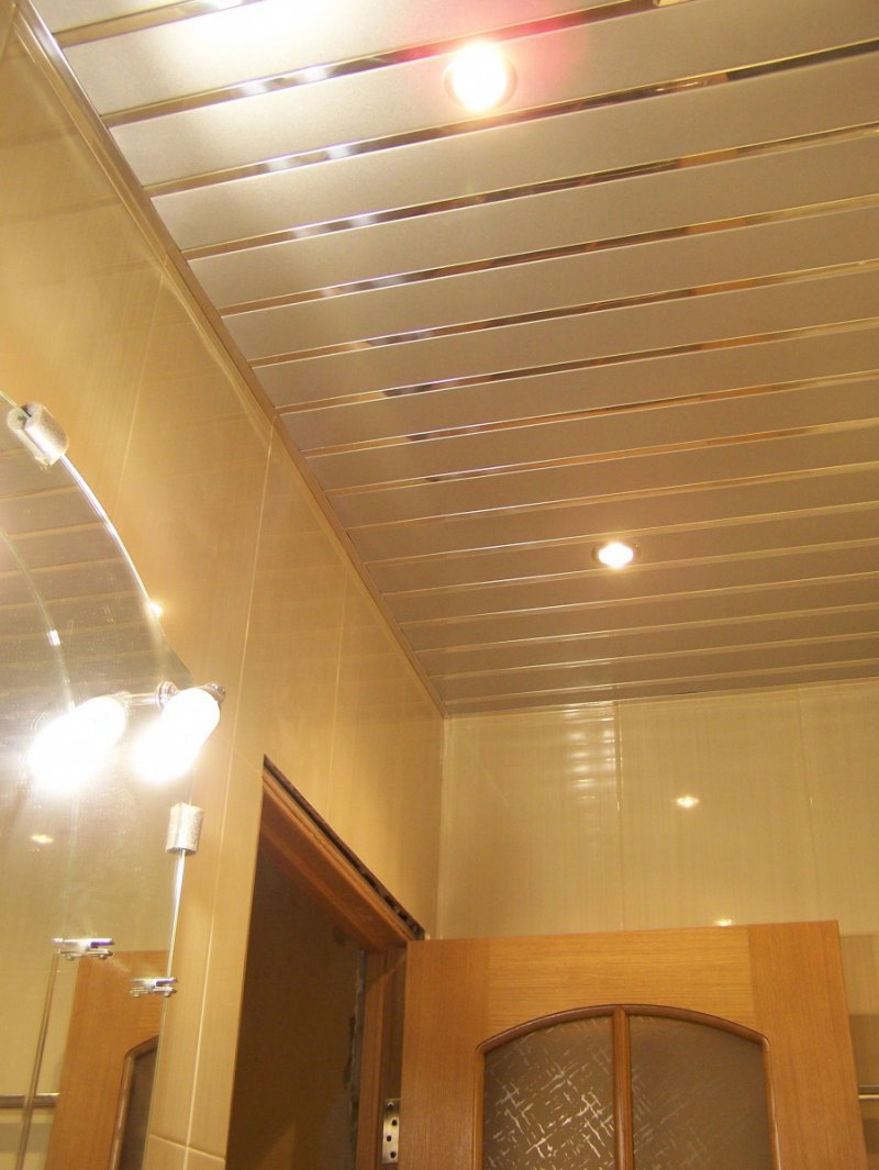 Пластиковый потолок в коридоре