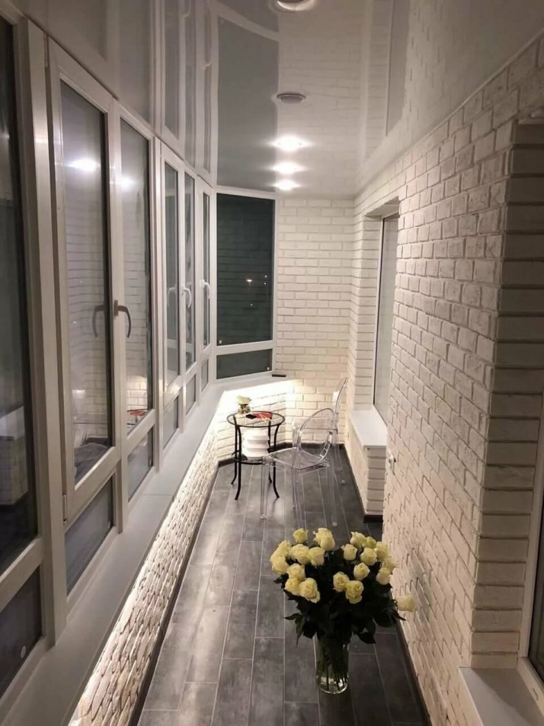 Интерьер балкона в панельном доме