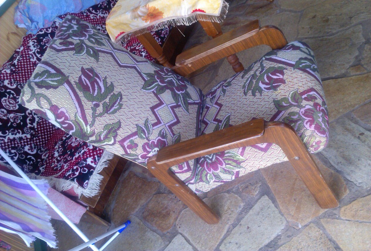 Реставрация деревянного кресла. Старое советское кресло. Старое кресло с деревянными подлокотниками. Старое советское кресло с деревянными подлокотниками. Кресло советское с деревянными подлокотниками отреставрированное.