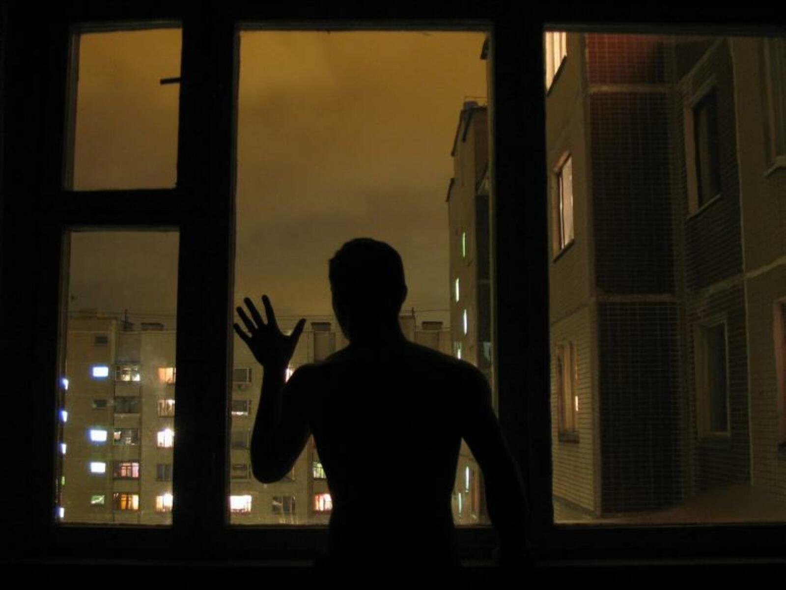 Всю жизнь глядят в окно. Парень у окна. Силуэт в окне. Человек в окне ночью. Окно ночью.