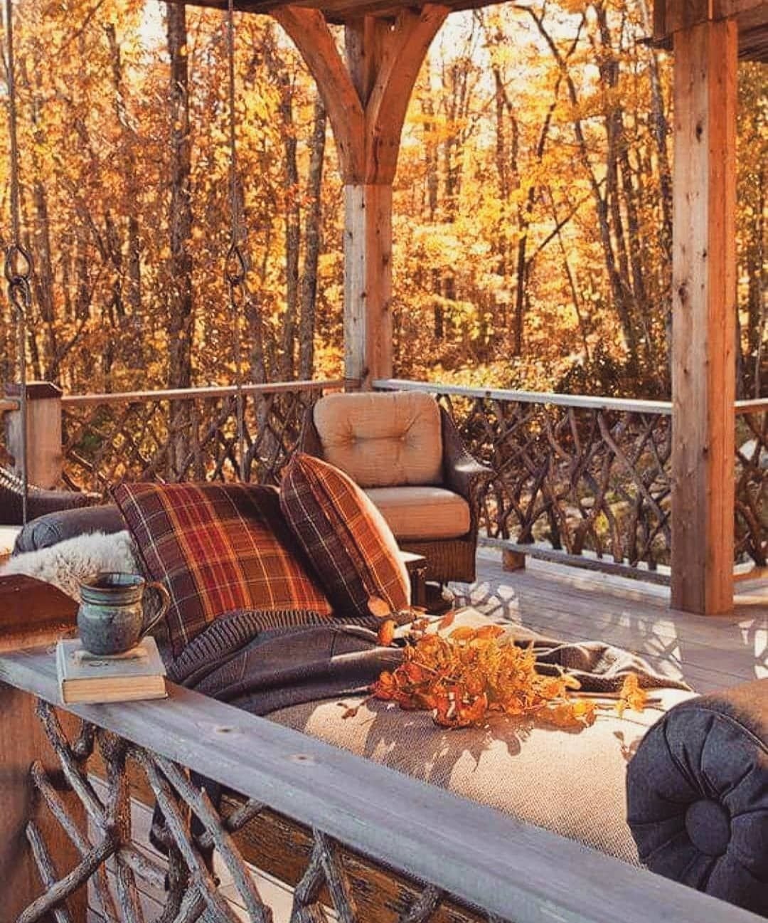 Навели уют. Уютная терраса на даче. Осенняя терраса. Веранда осенью. Осенняя веранда.