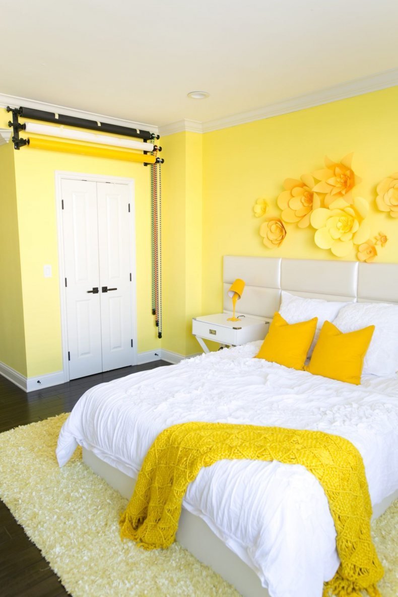 Комната с желтыми обоями
