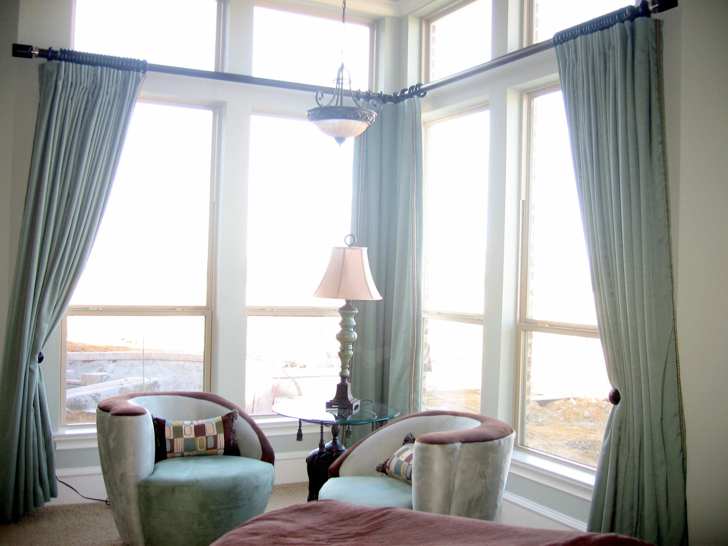 Curtains windows. Шторы на панорамные окна. Шторы на высокие окна. Шторы для панорамных окон в доме. Шторы для высоких угловых панорамных окон.