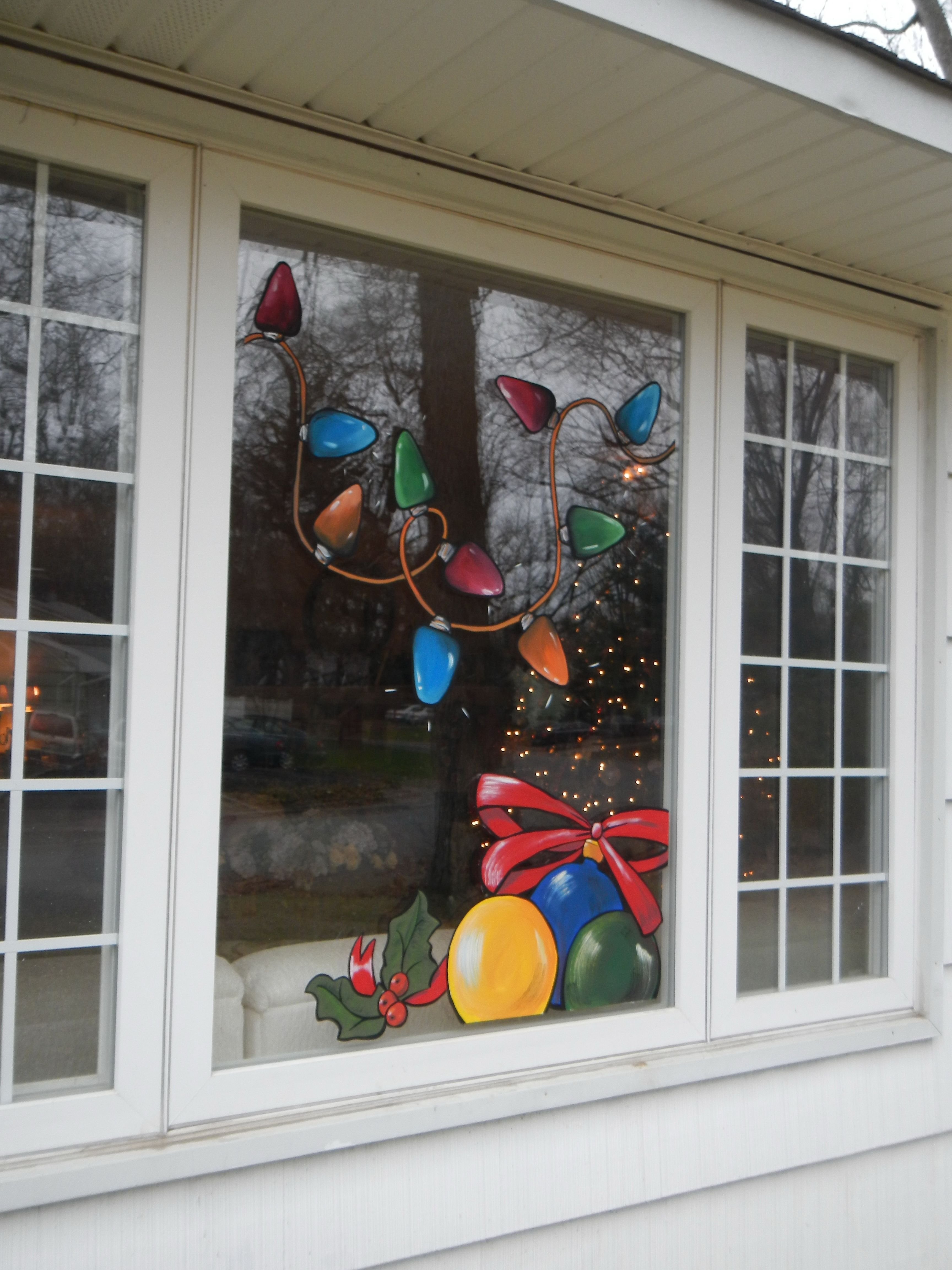 Разрисованное окно. Украшения на окна. Украсить окна к новому году. Украшение окон к новому году красками. Необычное украшение окон к новому году.
