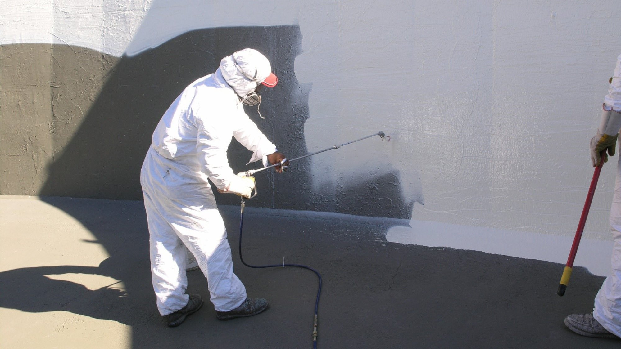 Окраска бетонных поверхностей. Окраска методом безвоздушного распыления. Безвоздушное нанесение ЛКМ. Защитные покрытия для бетона.