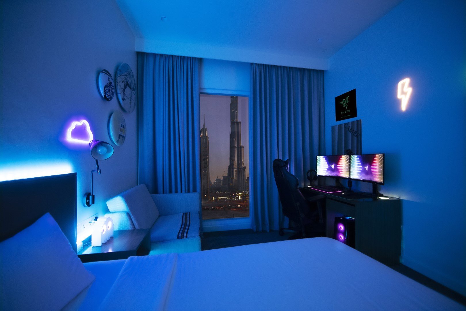 Неоновый номер. Неоновая комната. Геймерские комнаты с подсветкой. Геймерская комната с подсветкой. Комната геймера с кроватью и подсветкой.