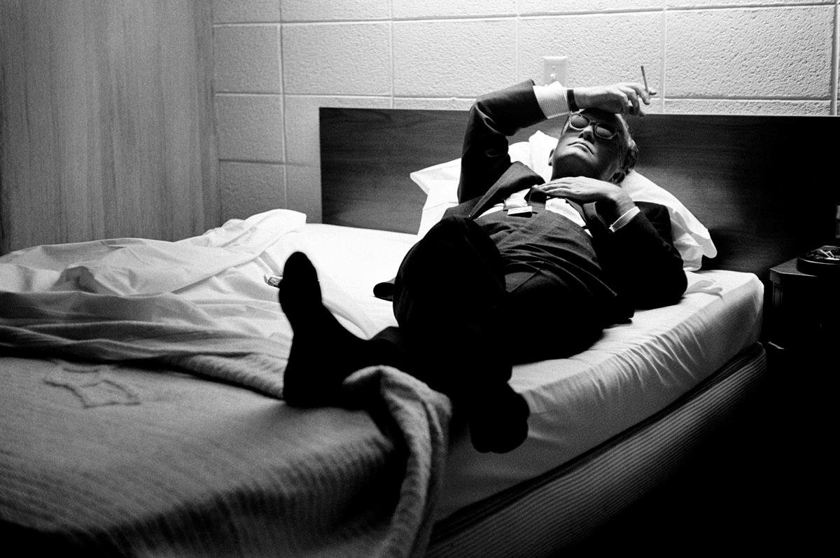 Мужчина в черном во сне. Steve Schapiro. Парень лежит на кроват. Лежит на кровати. Валяться в кровати.