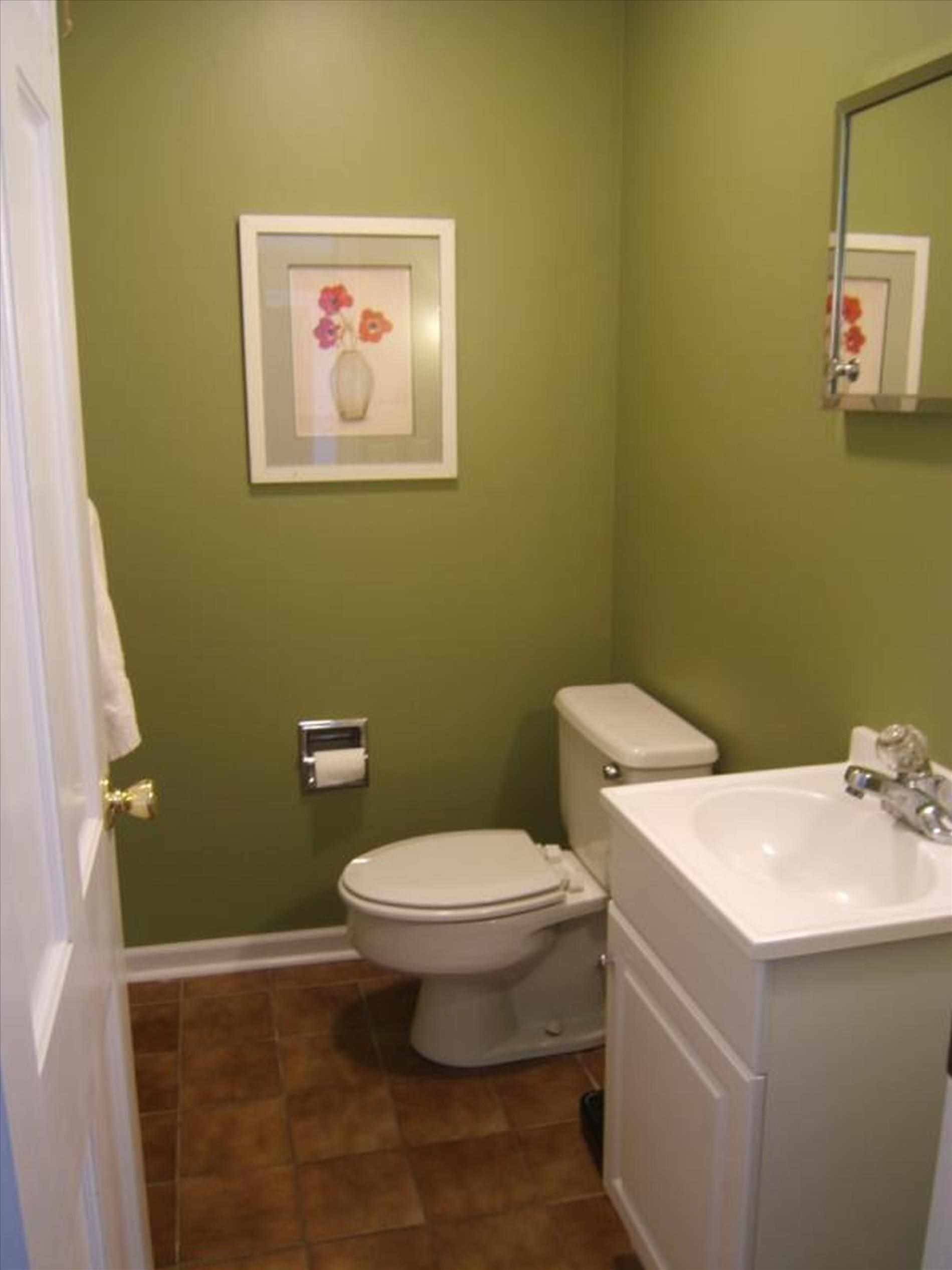 Окрашивание стен в туалете