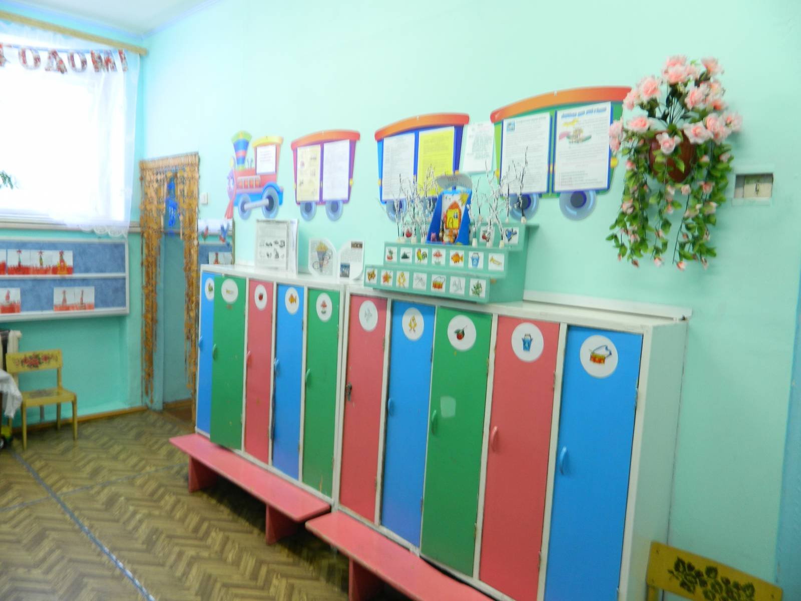 шкафчики в приемной в детском саду