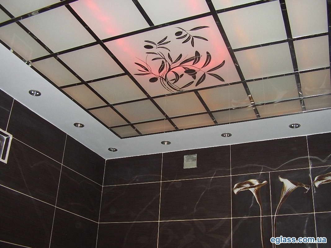 Потолок плитка в ванной комнате. Потолок Армстронг зеркальный. Потолок в ванную комнату. Кассетный подвесной потолок. Кассетный потолок в ванну.